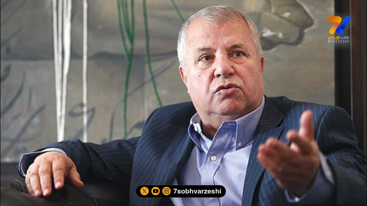 عکس نادر و جالب علی پروین در کنار مادرش با چادر گل‌گلی؛ لحظه‌ای فراموش‌نشدنی از تاریخ فوتبال ایران