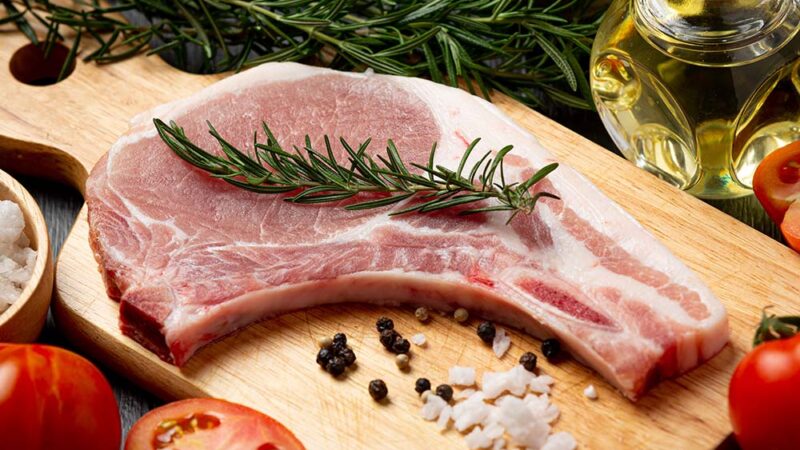 قیمت گوشت و مرغ ۹ آذر ۱۴۰۴؛ نوسان شدید نرخ گوسفند زنده و بوقلمون در بازار تهران