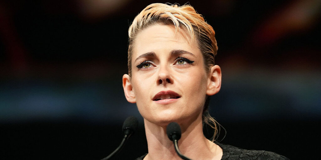 کریستن استوارت با استایل جدیدش طرفداران را شوکه کرد؛ جسارت یا بی‌نظمی؟