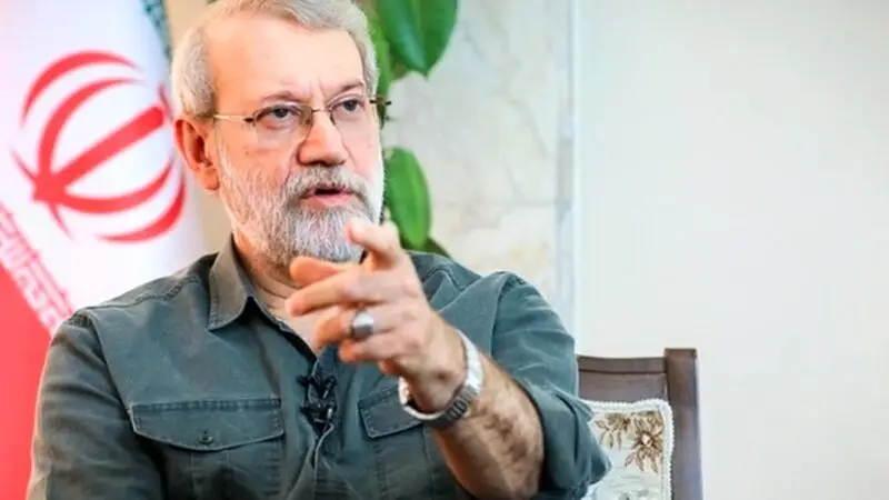 عکس| سفر زمان؛ چهرۀ «لوریک میناسیان» 25 ساله در پشت‌صحنه یک تئاتر؛ دهۀ 40