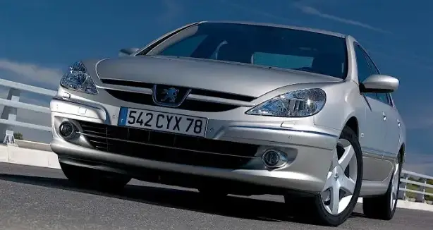 عکس| سفر زمان؛ «بهروز وثوقی» در 7 سالگی در کنار مادرش؛ دهۀ 1320