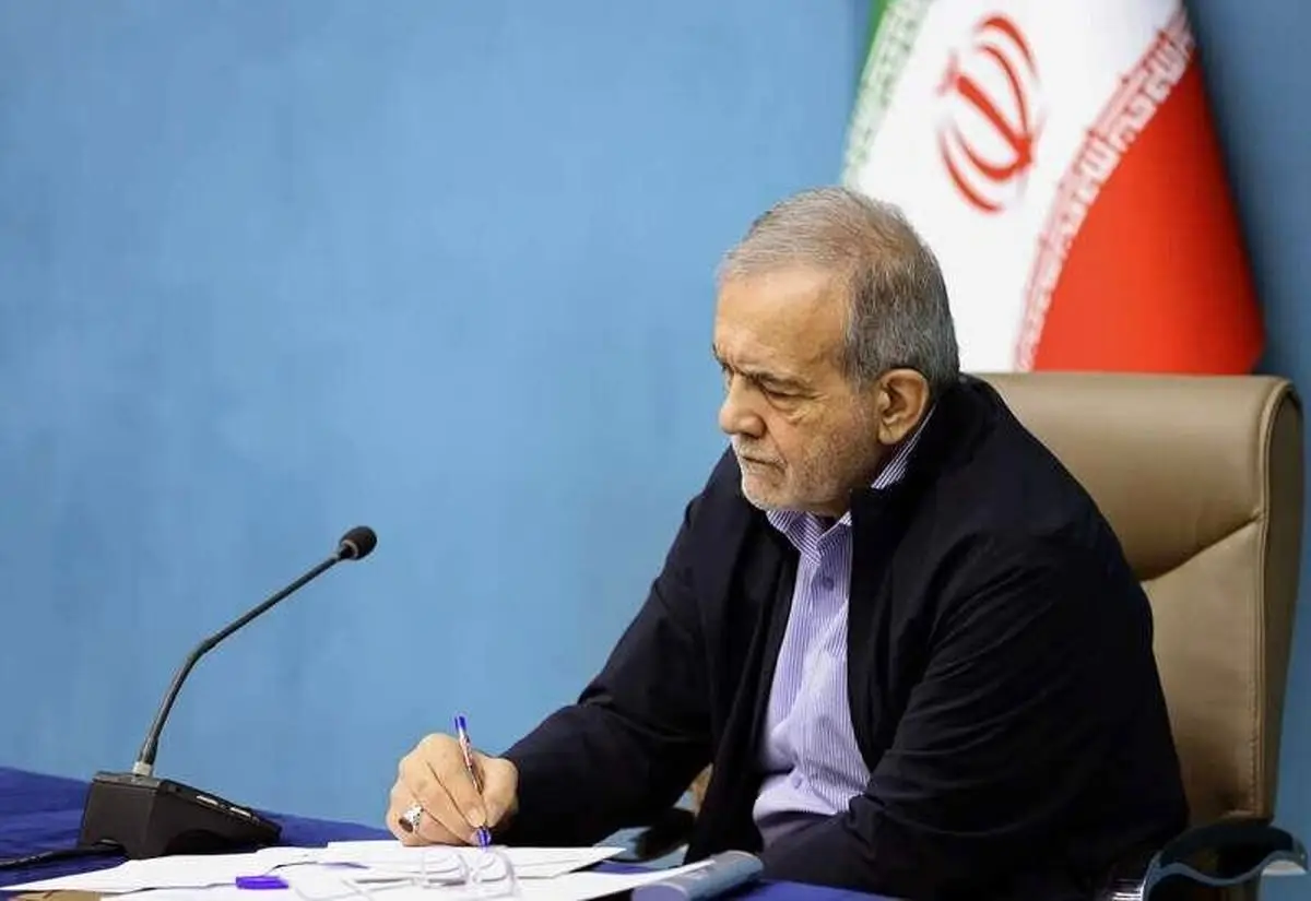 عکس| سفر زمان؛ «منوچهر نوذری» 34 ساله در کنار «بهروز وثوقی» در مراسم اهدای جوایز سینمایی