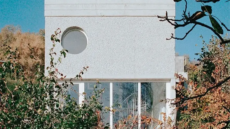 شاهکار معماری در دل کوه‌های سوئیس؛ خانه‌ای بتنی که طبیعت را به خانه آورده است