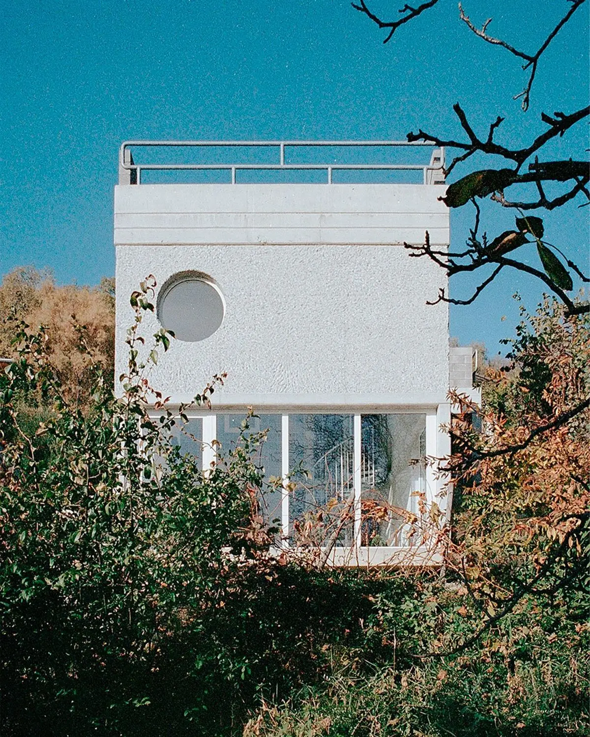 شاهکار معماری در دل کوه‌های سوئیس؛ خانه‌ای بتنی که طبیعت را به خانه آورده است