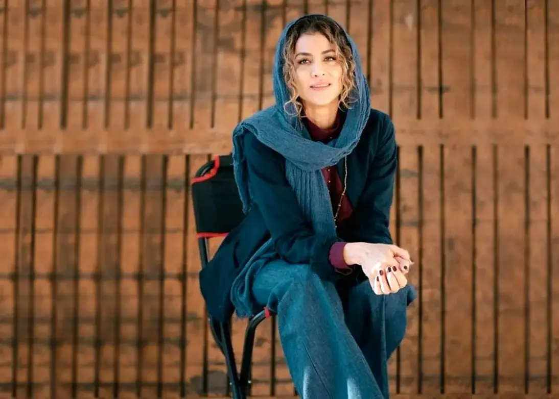 خاطره‌بازی| «ویشکا آسایش» در 24 سالگی و در یک برنامه تلویزیونی؛ سال 75