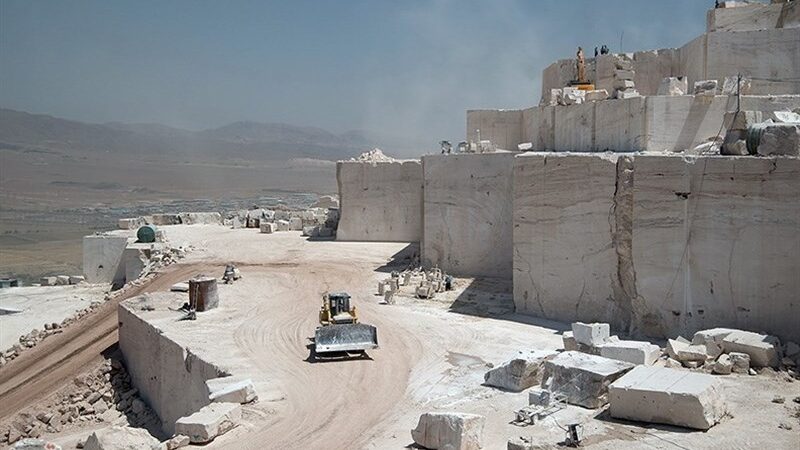 تحویل بار معدنی به رانندگان فاقد صلاحیت در نطنز متوقف شود