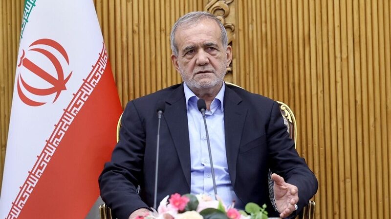 تجلیل رئیس جمهور از خدمات علمی و فرهنگی استاد مهدوی‌راد