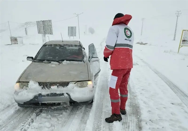 85 خودرو در محورهای برفی مازندران امدادرسانی شدند