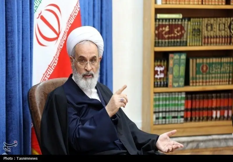 آیت‌الله اعرافی: اعتکاف باید مردمی بماند