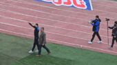 بازدید مونیر و آسانی از چمن ورزشگاه نقش جهان و تشویق شدن توسط هواداران استقلال