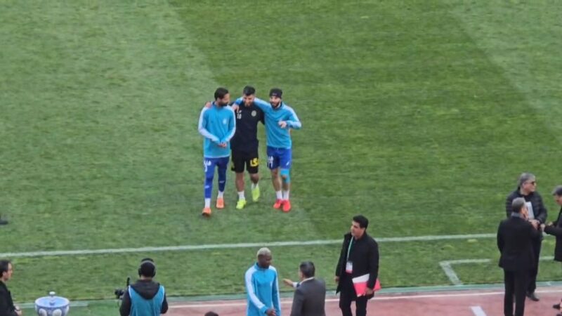 گرم کردن بازیکنان سپاهان و استقلال همراه با خوش و بش فراوان و اتحاد هواداران دو تیم