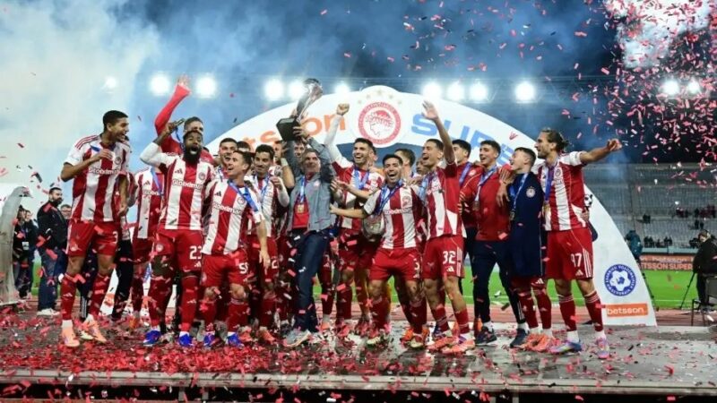 جشن قهرمانی بازیکنان المپیاکوس در سوپرکاپ یونان