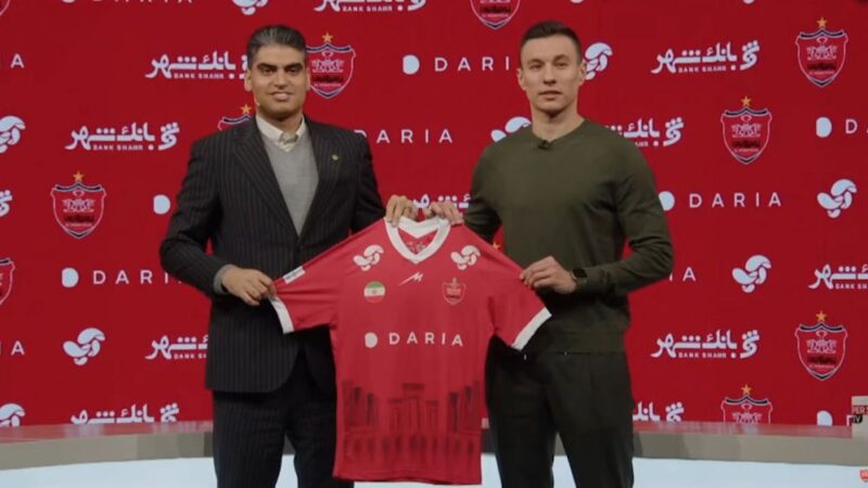 لحظه هیجان‌انگیز امضای قرارداد ایگور سرگیف با پرسپولیس؛ مهاجم ازبکستانی رسماً به جمع سرخ‌ها پیوست!