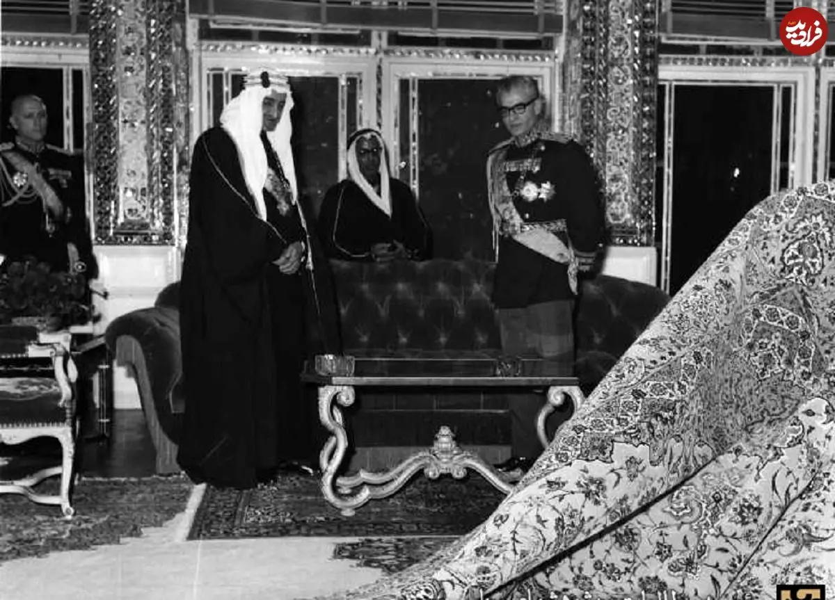 یادداشت‌های علم، سه‌شنبه ۵ تیر ۱۳۵۲: شاه از ملک فیصل خوشش نمی‌آید، چون راجع به جزایر با ما خوب تا نکرد، دو رویی کرد