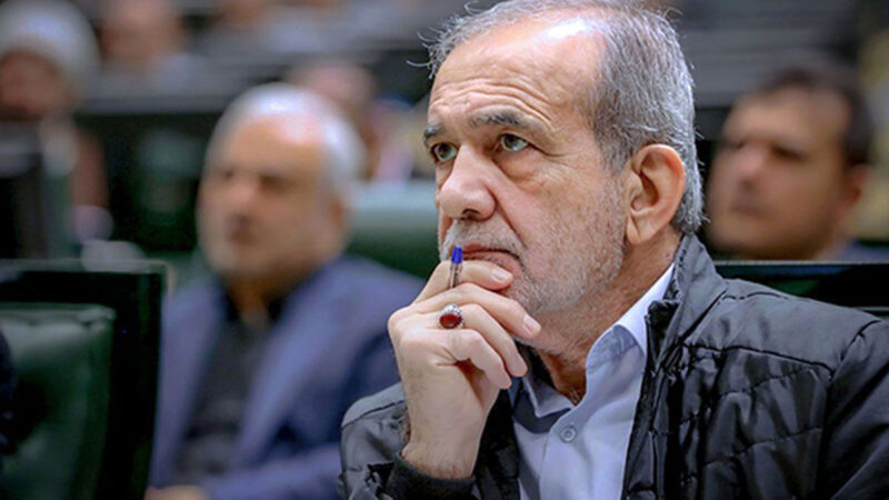 واکنش پزشکیان به یک معترض، درباره دلار ۲۸تومانی