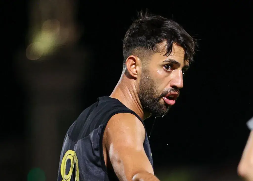 مصدومیت شدید آرش رضاوند؛ هافبک سپاهان یک ماه خانه‌نشین شد!