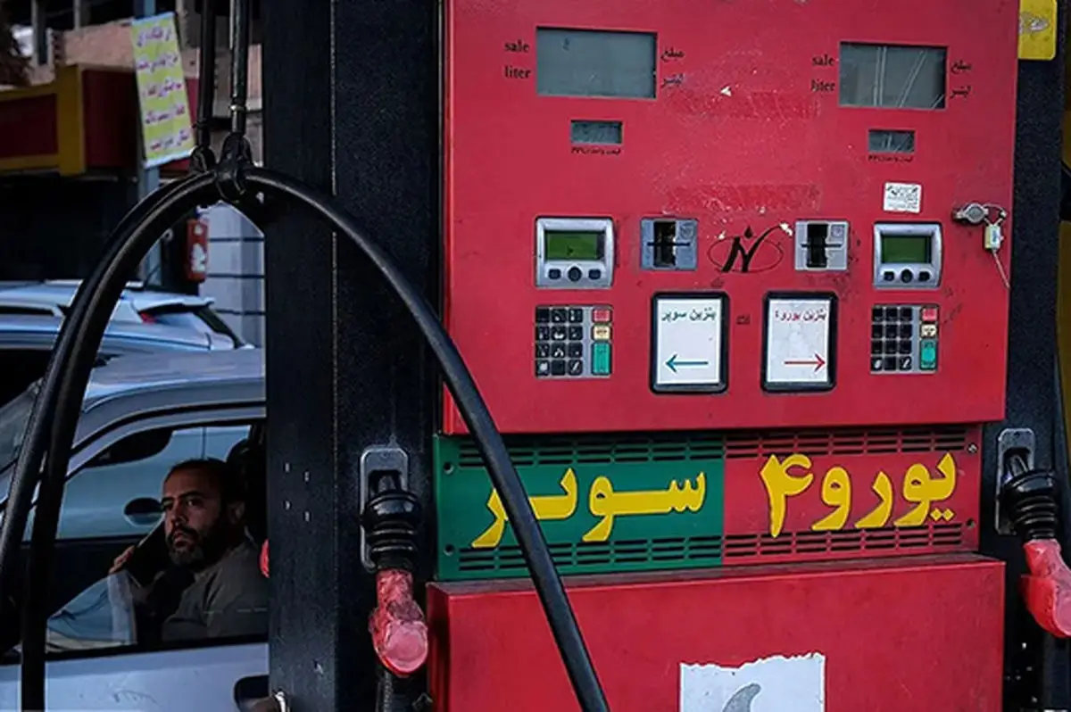 اطلاعات: دولت با واردات بنزین سوپر، ترویج اشرافی‌گری می‌کند!