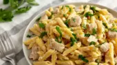 سالاد ماکارونی با مرغ و جعفری؛ راز یک شام سبک و پرانرژی در روزهای پرمشغله!