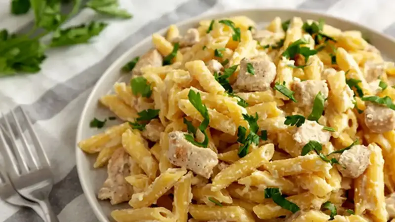 سالاد ماکارونی با مرغ و جعفری؛ راز یک شام سبک و پرانرژی در روزهای پرمشغله!