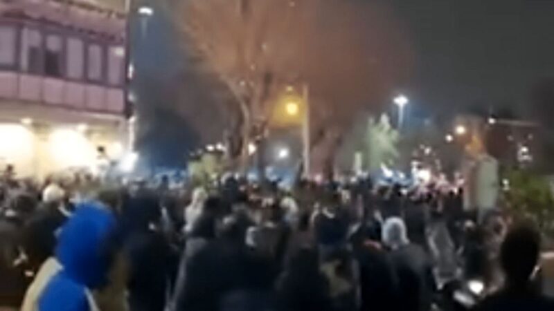 اعترافات جنجالی دو دختر نوجوان در قلب اعتراضات تهران؛ ماجرای پول گرفتن برای تجمع چیست؟