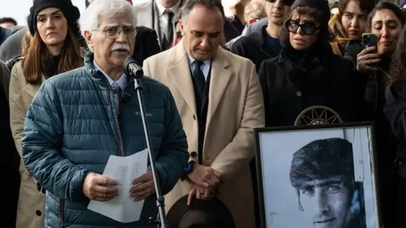 تصاویری دیده‌نشده از خاکسپاری بهرام بیضایی در آرامگاهی سرسبز آمریکا