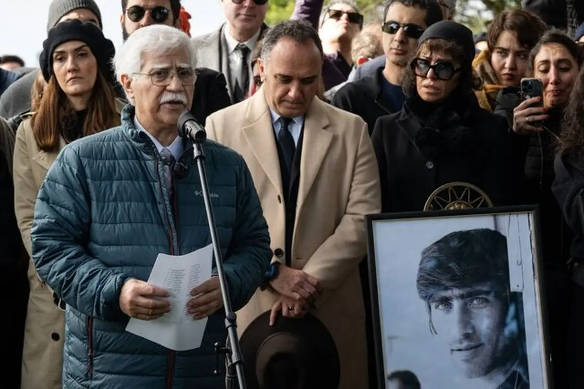 تصاویری دیده‌نشده از خاکسپاری بهرام بیضایی در آرامگاهی سرسبز آمریکا