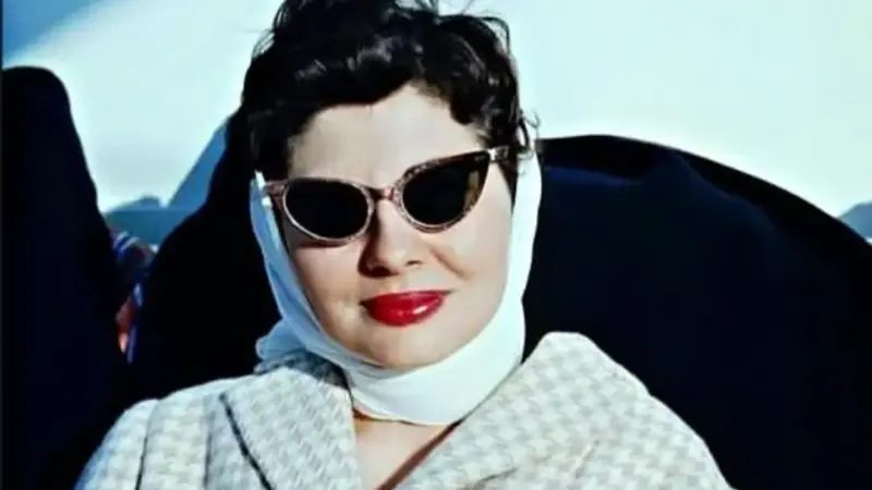 خاطره‌بازی| «ثریا اسفندیاری» در جشن تولد 69 سالگی اش؛ سال 80