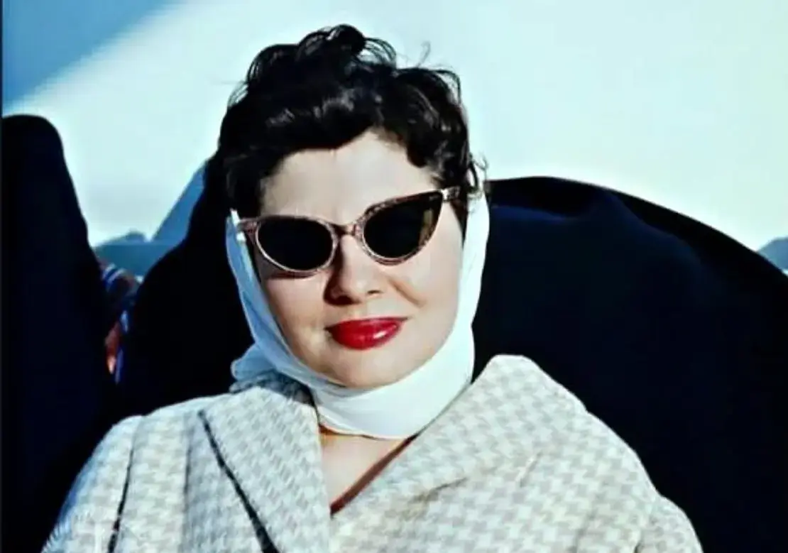 خاطره‌بازی| «ثریا اسفندیاری» در جشن تولد 69 سالگی اش؛ سال 80