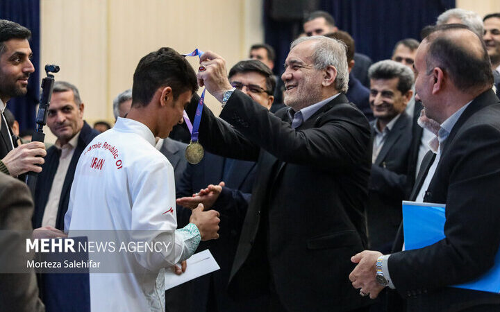 دانش‌آموز قهرمان جهان مدالش را وقف مدرسه‌سازی کرد