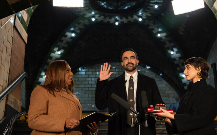 مراسم تحلیف اولین شهردار مسلمان نیویورک با قرآن کریم برگزار شد