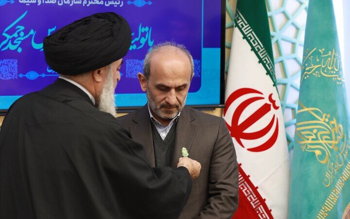 نشان خادمی و پرچم مسجد جمکران به رئیس صداوسیما اهدا شد