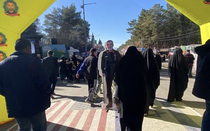 پرچم‌های آمریکا و اسرائیل زیر پای شهید حاجی‌زاده و زائران حاج قاسم