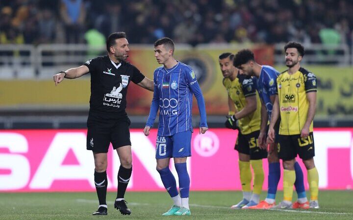 تساوی جذاب سپاهان و استقلال در نیمه اول