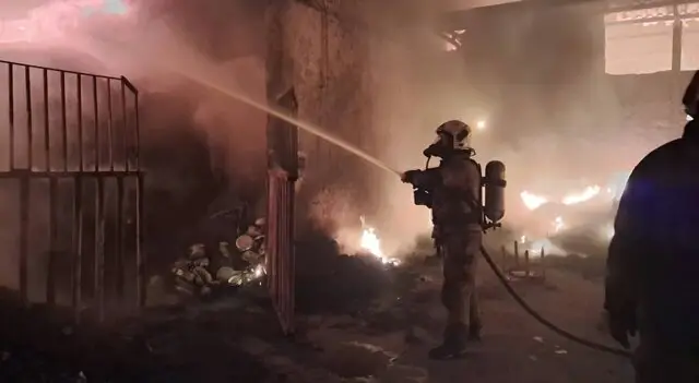 مهار آتش‌سوزی بامدادی یک انبار لباس بعد از ۱۲ ساعت عملیات/ این حادثه تلفات جانی نداشت