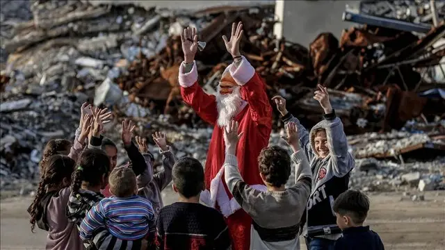 بابانوئل در میان خرابه‌های غزه