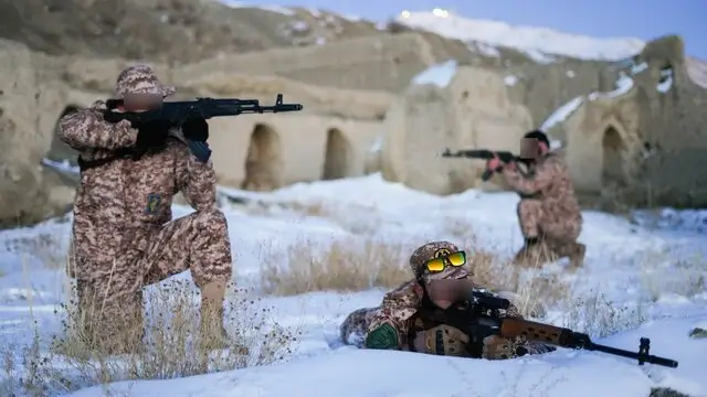 آمادگی رزمی تک‌تیراندازان یگان فاتحین در کوهستان‌های برفی آذربایجان شرقی