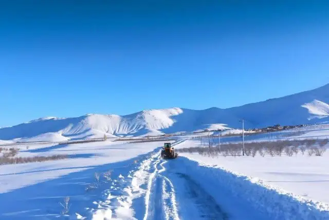 بازگشایی راه ۱۸ روستای مسدودشده با برف در آذربایجان غربی