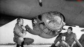 آویزان زیر بمب‌افکن؛ خطرناک‌ترین شغل جنگ جهانی دوم