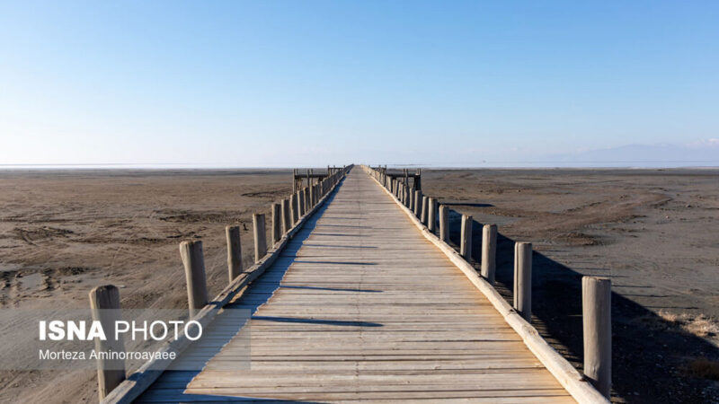 تصاویر تلخ و نگران‌کننده از دریاچه ارومیه در زمستان ۱۴۰۴؛ آیا نفس‌های آخر این پهنه آبی رسیده؟