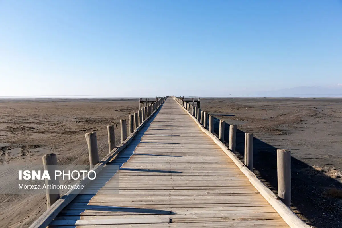 تصاویر تلخ و نگران‌کننده از دریاچه ارومیه در زمستان ۱۴۰۴؛ آیا نفس‌های آخر این پهنه آبی رسیده؟