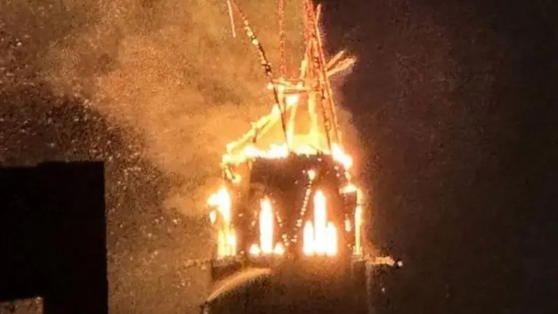 آتش در شب سال نو؛ مناره کلیسای تاریخی آمستردام فرو ریخت / تصاویر