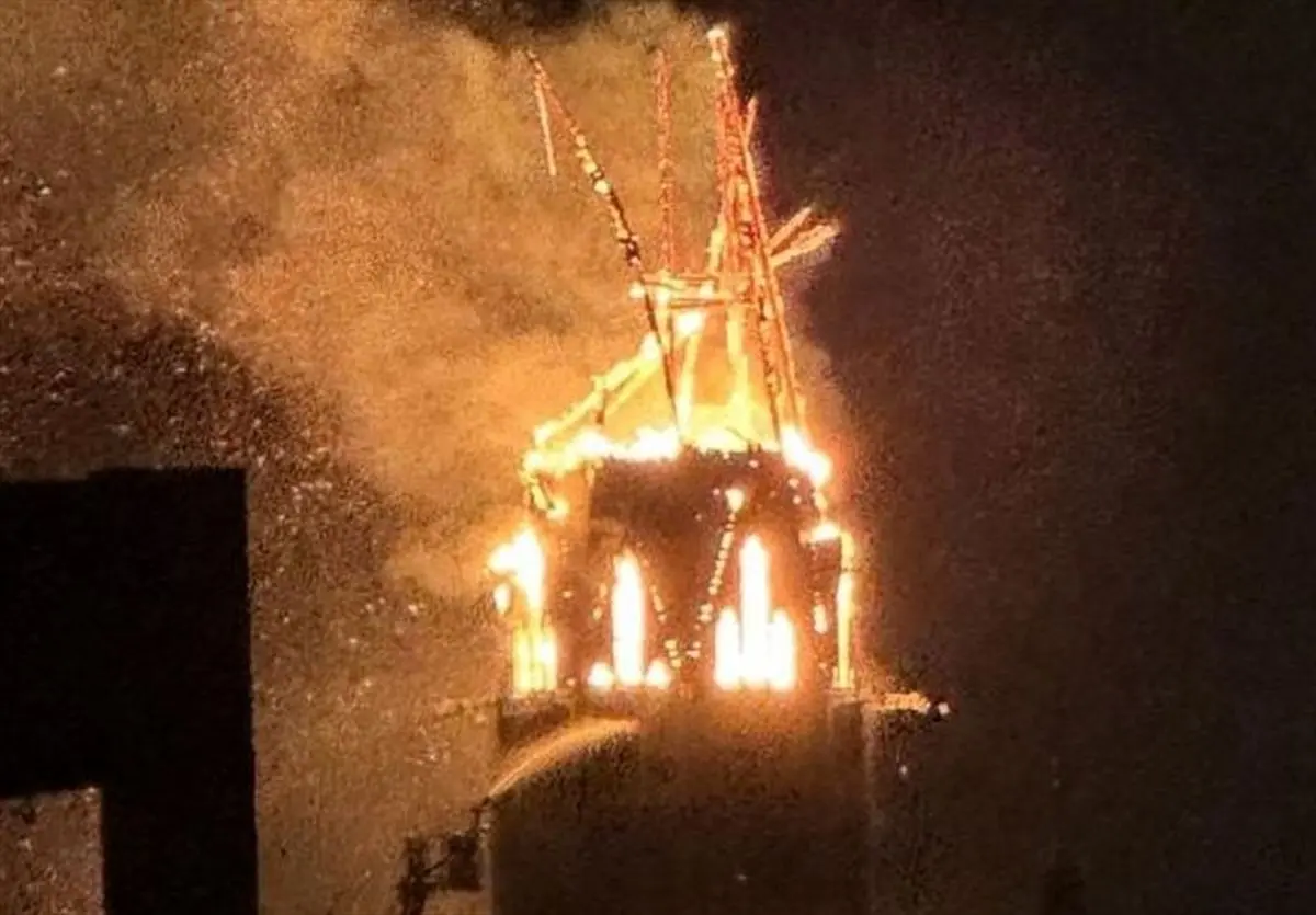 آتش در شب سال نو؛ مناره کلیسای تاریخی آمستردام فرو ریخت / تصاویر