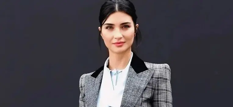 بیوگرافی طوبا بویوک‌ اوستون؛ زیباترین بازیگر ترکیه ای که همسرش به خاطر زیبایی اورا طلاق داد + عکس های او و دختران زیباش در اروپا