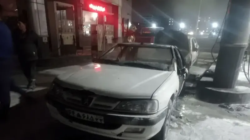 آتش‌سوزی ناگهانی در پمپ‌بنزین دولت‌آباد تهران؛ پژو پارس شعله‌ور شد!