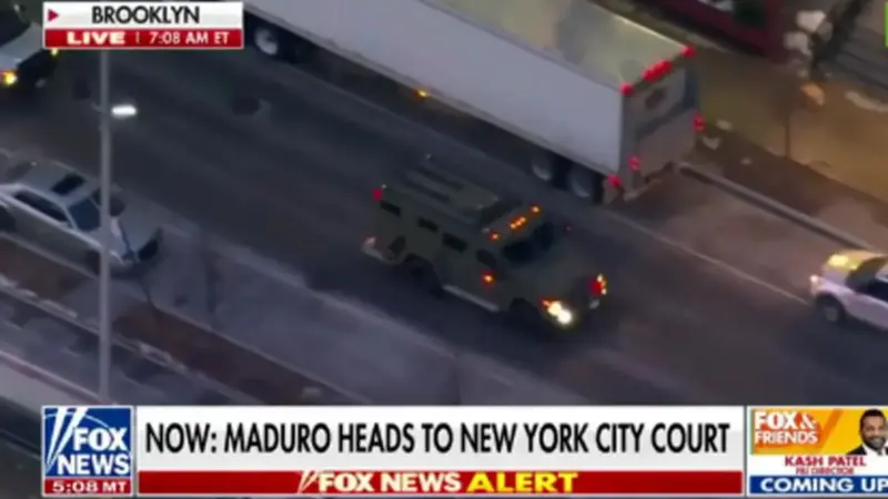 لحظه‌ای عجیب از خنده مادورو در راه دادگاه که فضای مجازی را به آتش کشید!