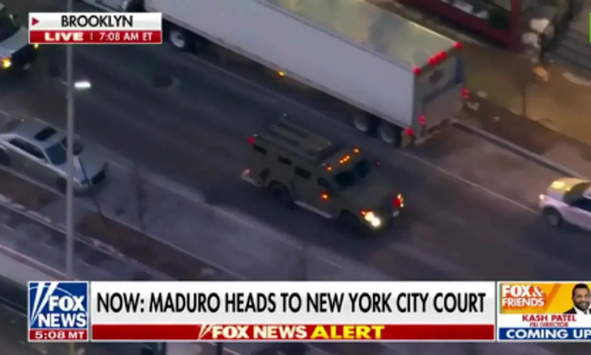 لحظه‌ای عجیب از خنده مادورو در راه دادگاه که فضای مجازی را به آتش کشید!