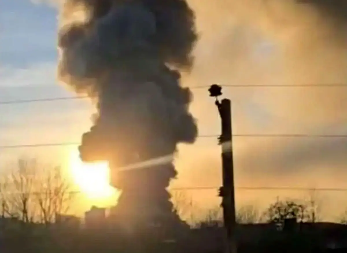 تصویری وحشتناک از آتش‌سوزی گسترده در شرکت کاله آمل؛ دود غلیظ آسمان را پوشاند!