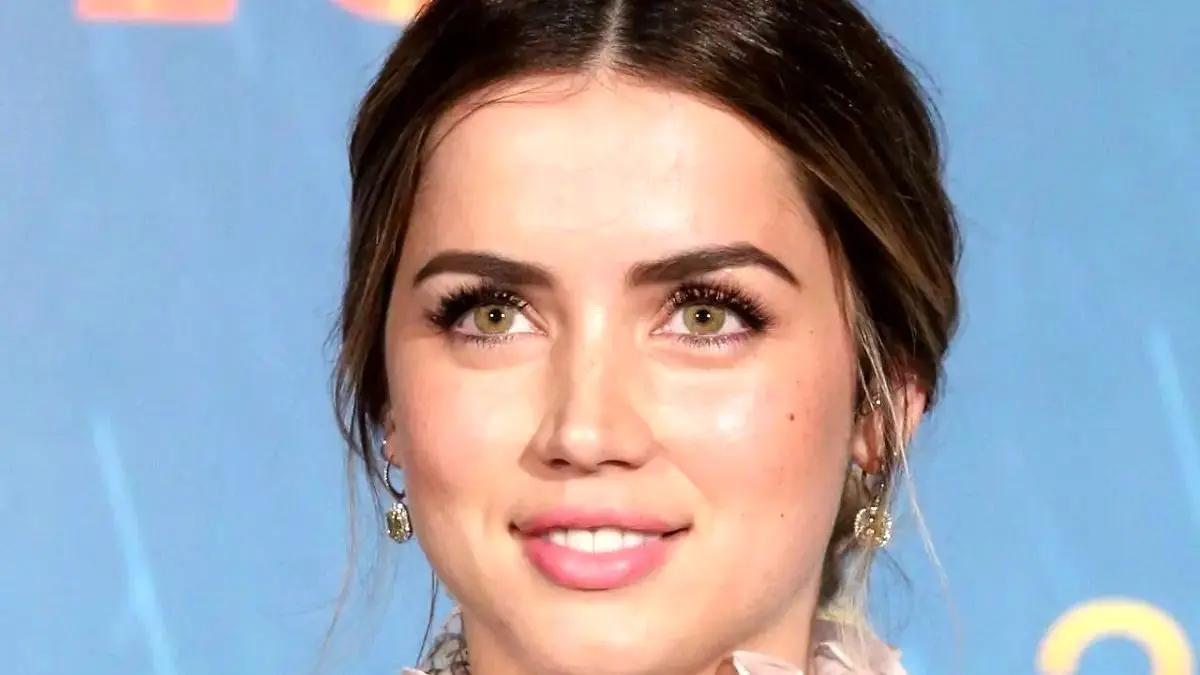 عکس| سفر در زمان؛ «آنا د آرماس» در حال عکس گرفتن با طرفدارانش در مادرید؛ سال 1396