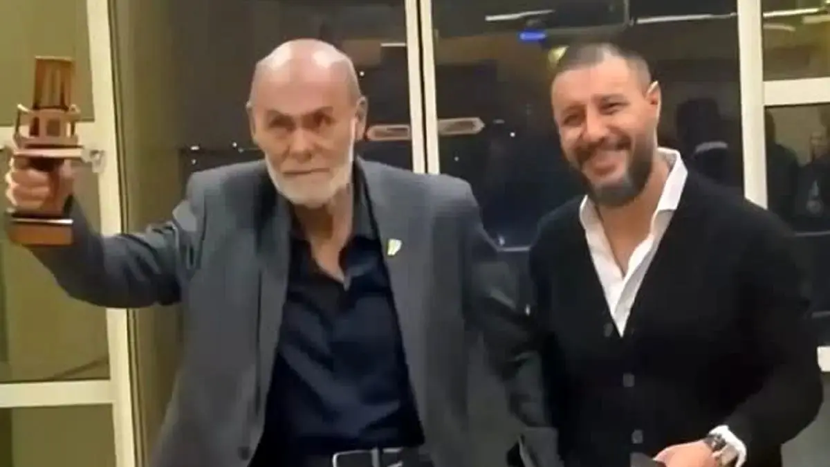 آواز معروفا؛ رقص جنجال بر انگیز جمشید هاشم پور  و جواد عزتی نخورن زمین