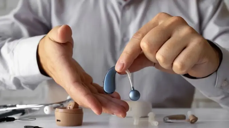 چطور خرید سمعک قسطی، زندگی کم‌شنوایان را متحول می‌کند؟